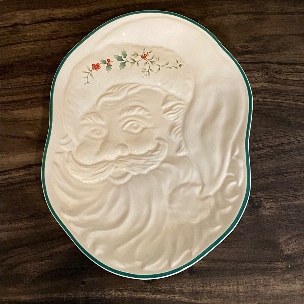 Pfaltzgraff Winterberry Embossed Santa Claus Ceramic Plate with Green Trim. - Picture 3 of 10